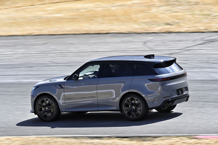 「レンジローバー・スポーツSV エディションツー」のサーキット走行シーン。走行プログラムで「SV」モードを選択すると、車高が15mm下がり、スロットルレスポンスやAT、サスペンションの特性がスポーツ走行向けに最適化され、よりダイナミックな走りが味わえる。