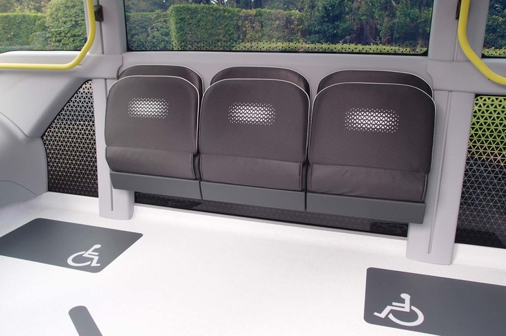 車内の様子。座席を識別しやすいよう、フロアとは対照的なカラーが採用されている。