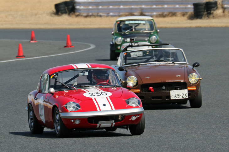 クラブマンズカップにおける「ロータス・エランS1」と「MGB」の2位争い。このままの順位でフィニッシュし、後方に続く「ローバーMini」が4位に入った。