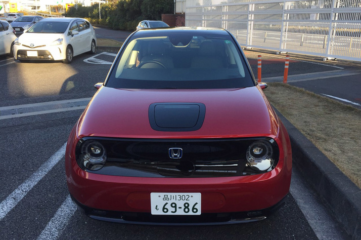 「ホンダe」はデザインがシンプルで美しい。ボディーサイズは全長×全幅×全高＝3895×1750×1510mm、ホイールベースは2530mm。試乗した上級仕様「アドバンス」の価格は495万円。