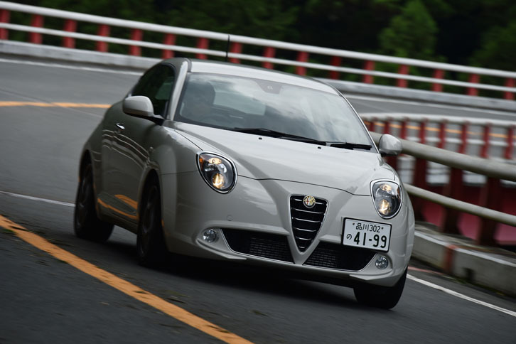 いかにもアルファ・ロメオらしく、前後の外輪をうまく接地させたコーナリングフォームをとる「ミト」。旋回速度は速い。