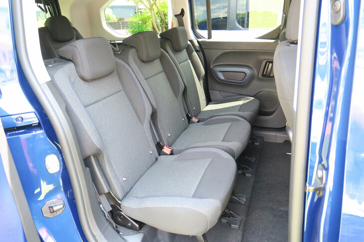フィアット・ドブロ マキシ（2列目シート）