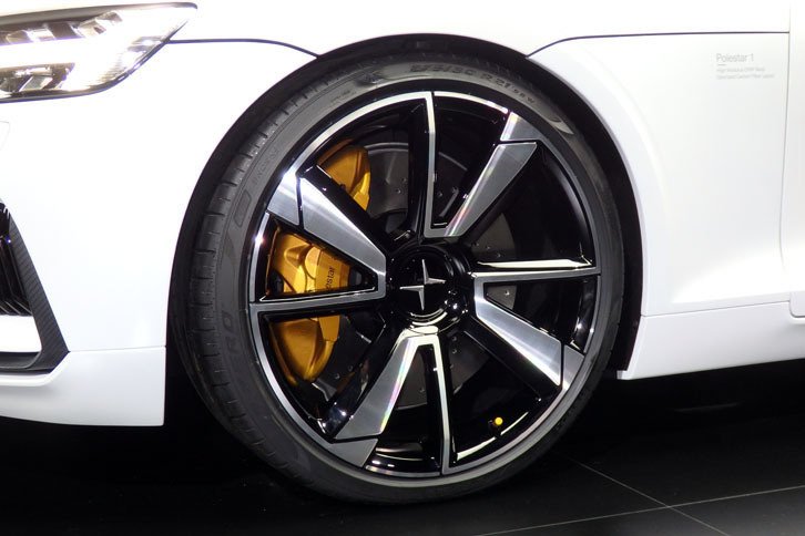 日本のakebono（曙ブレーキ）のブレーキシステムが用いられている。