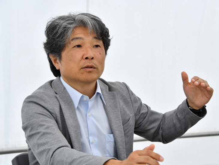 
	＜國重 健さんプロフィール＞
	1987年入社。最初のしごとは8代目「クラウン」のマイナーチェンジに追加されるスイッチのデザイン。次に初代「アリスト」のインテリアでドアトリムを担当。東京デザインセンターで先行開発に携わった後、「MR-S」のコンセプトカーのインテリア全般をまとめる。レクサスでは3代目「GS」のインテリアを担当し、「LFA」では内外装をまとめるチーフを務めた。15代目「クラウン」ではプロダクトチーフデザイナーに。
	