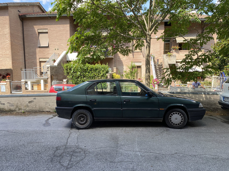 以下の写真は中部トスカーナ州各地で2020年に入ってから見かけた、頑張る中古車たち。「アルファ・ロメオ33」の後期型。