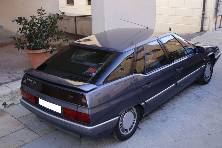 初期型「2000インジェクシオン」。「CX」がトランクを備えていたのに対し、「XM」にはハッチバックが採用されていた。ただし開放時に室内温度が変わらないよう、ラゲッジルーム内に仕切り用ガラスがもう1枚ある。詳しくは動画を参照のこと。