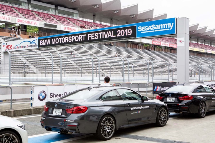 富士スピードウェイのピットレーンに並んだ「Mモデル」各車。参加者自らがステアリングを握りフルコースを走れるとあって、試乗プログラムは抽選になるほどの人気だった。この試乗でパフォーマンスを確認し、次の愛車を決めるBMWオーナーも多いのだとか。