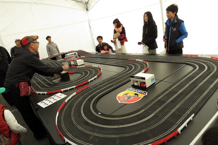 こちらも多くの参加者でにぎわっていた、スロットカーのコーナー。マシンはもちろん、アバルトである。