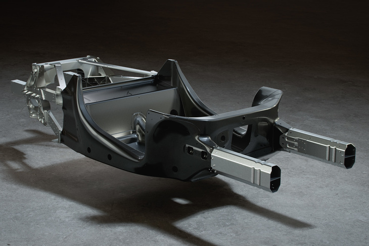 マクラーレン・アルトゥーラに用いられた、「マクラーレン・カーボン・ライトウェイト・アーキテクチャー」と呼ばれる新開発のボディーシェル。