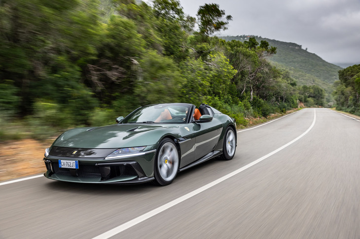 「12チリンドリ スパイダー」の0-100km/h加速タイムは2.95秒で、同2.9秒のクーペには一歩譲る。最高速は同値（340km/h）となっている。