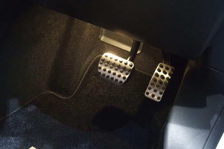 メルセデス・ベンツEQB350 4MATIC（ペダル）