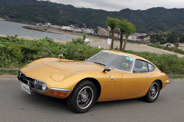 1970年「トヨタ2000GT」。1969年のマイナーチェンジ以降の後期型。共同開発のパートナーだったヤマハ発動機の保存車両（前期型）に近い、ゴールドのボディーカラーが美しい。