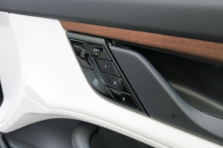 ポルシェ・タイカン4クロスツーリスモ（フロントドアコンソール）