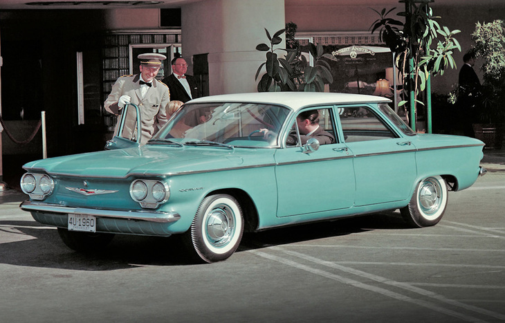 1960年型として登場したゼネラルモーターズ初のコンパクトカーである「シボレー・コルベア」。2.3リッター空冷水平対向6気筒エンジンをリアに搭載。レイアウトはさておき、クロームのモールがボディーをぐるりと囲むデザインは世界中に影響を与えた。