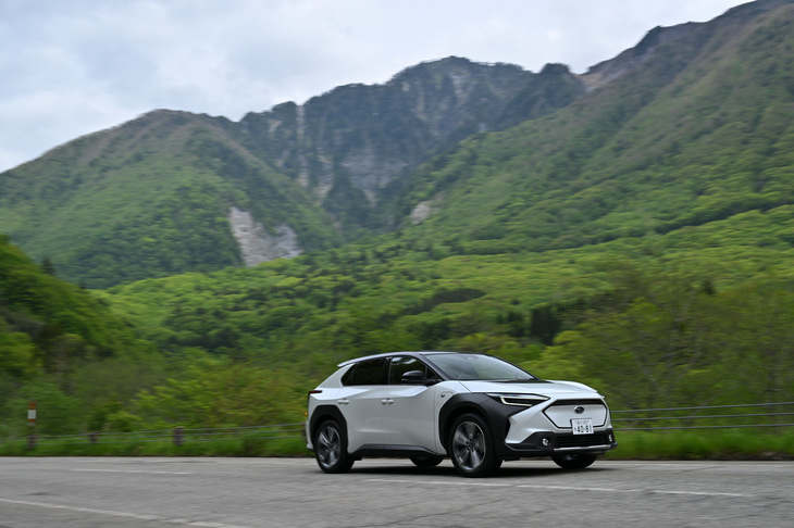 穂高岳の山麓を走る「スバル・ソルテラ」。「ET-HS」はソルテラの上級グレードで、「ハーマンカードンサウンドシステム」などが標準で備わるほか、ソーラールーフが選択できるのもこのグレードのみとなる。