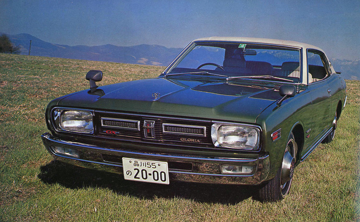 3代目「セドリック（230）」の双子車となった4代目「グロリア」。デビューは合併からおよそ4年半後の1971年初頭だが、それを見越して「ローレル」の村山工場での生産が決められた。