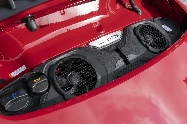 エンジンフードを開けて見えるのは、2つの冷却用ファンや給油口。エンジン本体は、さらにその下におさまっている。