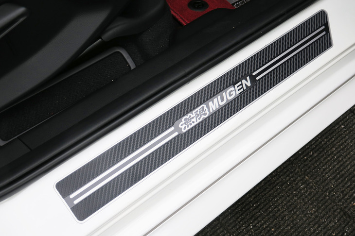 ホンダ・フィットe：HEV RS 無限パーツ装着車（スカッフプレート）