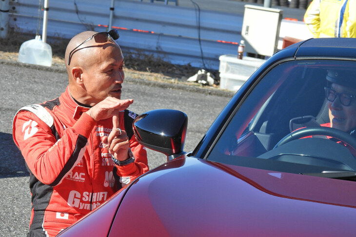 午前中の最後の出走では、走りをチェックしていたプロドライバーからアドバイスをもらうこともできた。ちなみに、記者に河本晃一選手がかけた言葉は「バタフライで焦っちゃったでしょ？　リズムが崩れる場合は、遠くを見よう」というもの。いやはや。プロはなんでもお見通しだ。