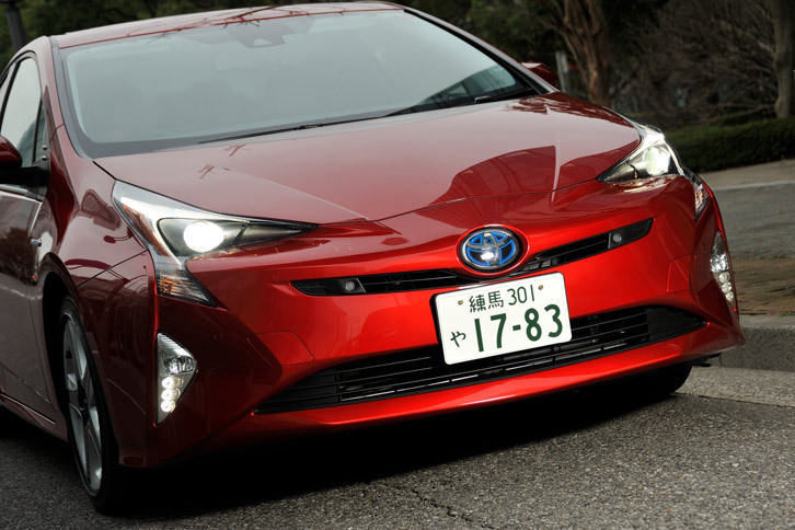 低められたノーズの先端と、複雑な意匠のヘッドランプが特徴的なフロントまわり。全グレードにオートレベリング機能付きLEDヘッドランプが標準装備される。