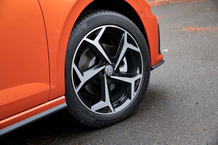 「ボンネビル」と名付けられた5スポークホイールを標準装備する。テスト車には「コンチネンタル・コンチスポーツコンタクト5」タイヤが装着されていた。