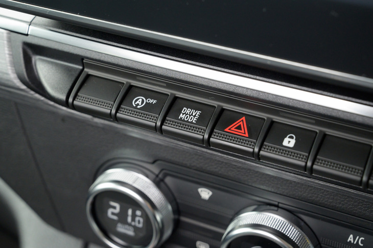 新型「カングー」は「Perfo」「Eco」「Normal」の3つのモードを備えたドライブモードセレクターを装備。センタークラスターのスイッチで操作する。（写真：向後一宏）