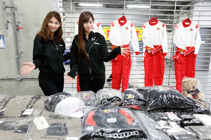 会場ではオフィシャルグッズの販売も行われていた。