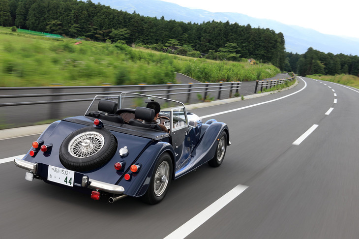 今日でも、職人のハンドメイドによるクルマづくりにこだわるモーガン。車種を整理するなどして生産性を高めているものの、それでも納車には1年ほどの時間を要するという。