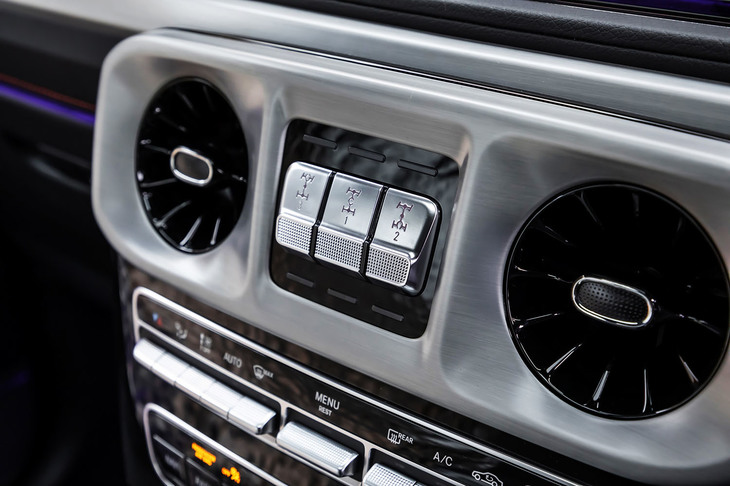 ダッシュボード中央、エアコンの吹き出し口に挟まれるように設置されるデフの切り替えスイッチ。形状は異なっているが、従来からのデザインイメージを踏襲している。