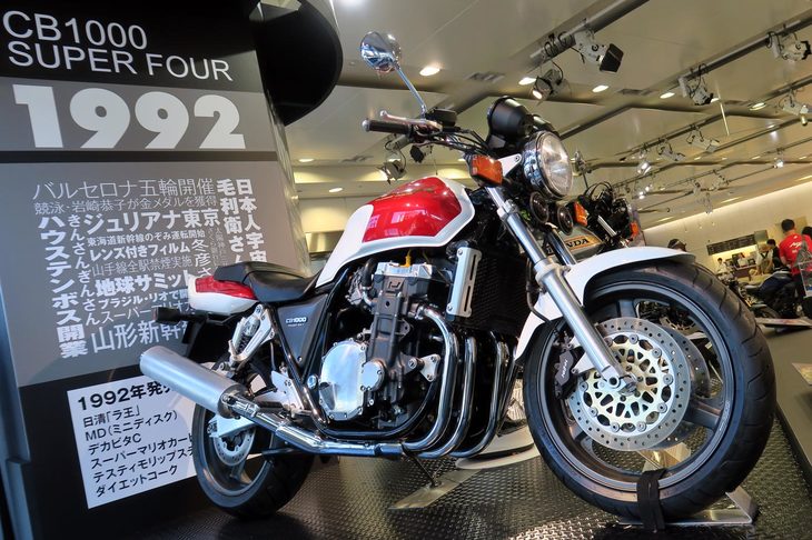 「新しい時代にふさわしいホンダのロードスポーツモデルはどうあるべきか」を追求する「プロジェクトBIG-1」により、1992年に登場した「ホンダCB1000スーパーフォア」。大型タンクの採用によるボリュームあるスタイリングと、リッターバイクならではのゆとりの走りで人気を博した。