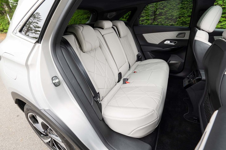 座面の厚みが印象的なリアシート。電動リクライニング機構を備えている。