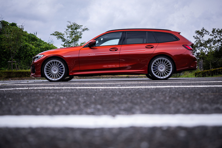 「BMW 3シリーズ セダン（G20）／ツーリング（G21）」をベースに開発された「BMWアルピナD3 S」。国内では2021年2月にデリバリーが開始された。