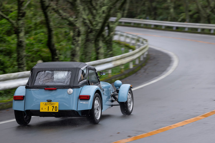 約500kgとボディーは軽く、見たところサスペンションストローク（特にリア）も小さそうな「170」シリーズだが、公道向けのサスペンションを備えた「170S」の走りは、ソフトかつ意外としっかりしている。段差を超えても、跳ねるような挙動は見られない。