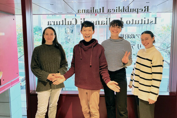 東京滞在最終日、歓迎してくれたイタリア文化会館の皆さん。（左から）スタッフのキアラさん、イタリアからやってきて現在研修中のマティルデさん、アリーチェさん。