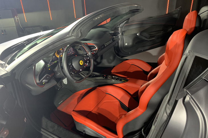 「ピュアでミニマリスト」なデザインが特徴とされる「296GTS」のインストゥルメントパネル。メーター全面が液晶ディスプレイとなる、フルデジタルインターフェイスが採用されている。