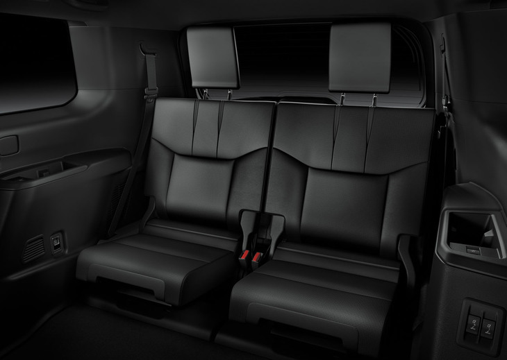 3列目シートは50：50分割の2座。左右席で独立した操作が可能な電動折り畳み機構が備わる。