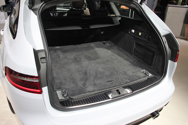 ジャガーXFスポーツブレイク（荷室）