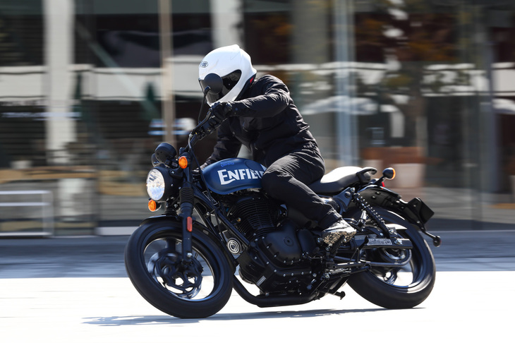 「Jプラットフォーム」エンジンはプライマリーバランサーシャフトによって振動が抑えているのだが、それでも程よい鼓動感が残されており、空冷単気筒ならではビートが実に楽しかった。ちなみに、写真のカッコいい御仁はロイヤルエンフィールドのライダーであり、残念ながら筆者ではない。