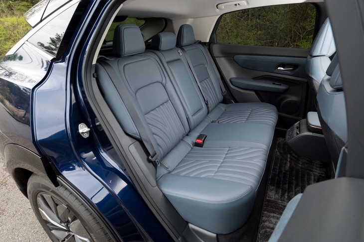 後席の足元まわりは広々としているが、床面と座面との高低差が小さいのが床下に大量のバッテリーを抱える最新EVならではの悩みどころ。