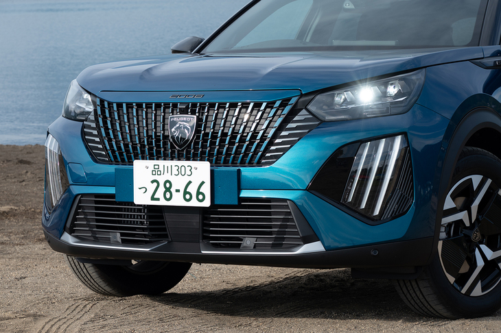 新規導入された「GTハイブリッド」ながら、内外装の基本デザインは他のグレードと変わらない。2023年のマイナーチェンジでライオンの爪あとがモチーフの3本（片側）のデイタイムランニングライトが採用された。