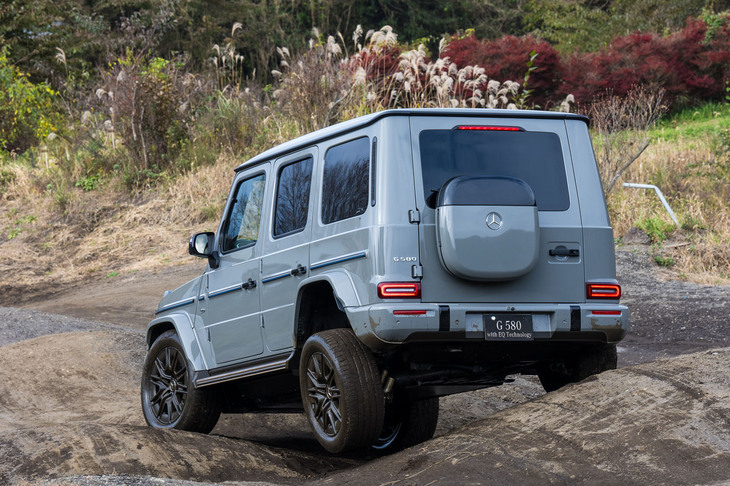 4輪を個別に制御できるので、こんなモーグル路でも苦労もなく走れてしまう。微低速で自動で前進するオフロードクロール機能を使えば誰でも走破できるはずだ。