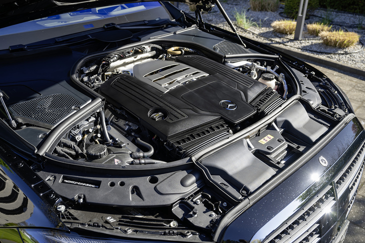 「S580」が搭載する4リッターV8ツインターボエンジンはクランクシャフトがクロスプレーン型からフラットプレーン型に変わった。