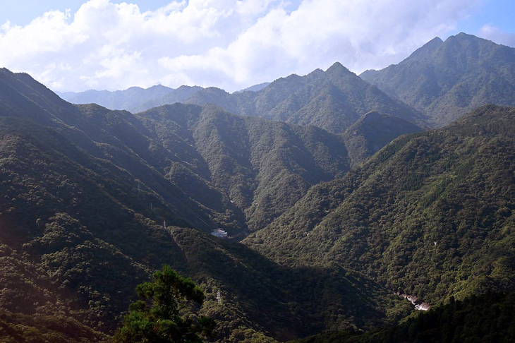 洋上のアルプスといわれる屋久島。険しい山々の間に、屋久島電工の安房川第一発電所が見える。