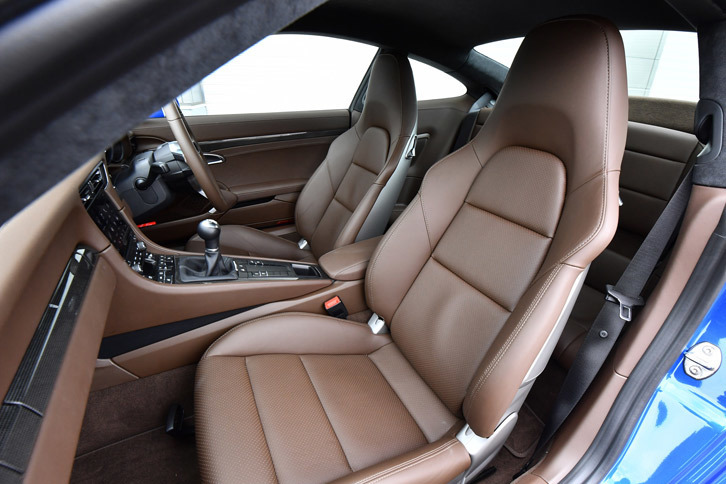 試乗車に装備されていたオプションの「スポーツシート・プラス」。よりホールド性の高い「バケットシート」も用意されている。