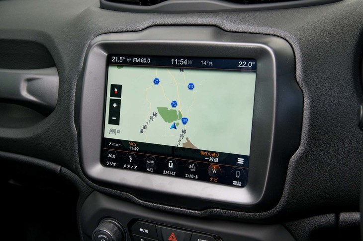 車載インフォテインメントシステム「Uconnect」には新たに地上デジタルテレビチューナーが加えられた。「リミテッド」には8.4インチの大型スクリーンが備わる。