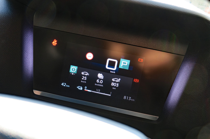 シトロエンE-C4エレクトリック（液晶メーター）