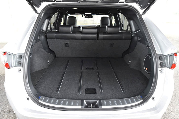 荷室の様子。後席の背もたれを前方に倒すことで、容量を拡大できる。フロア下にも予備の積載スペースが確保される。（写真をクリックすると荷室のアレンジが見られます）