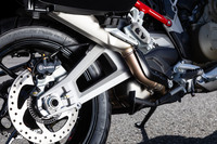 従来モデルより長さを増した、アルミニウム製の両持ちスイングアーム。走行安定性やコントロール性の向上に寄与している。