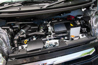 加速性能や静粛性の向上と、環境負荷の低減が図られた新エンジン。標準車、「カスタム」ともにNAとターボの両方が用意されている（写真はターボ）。