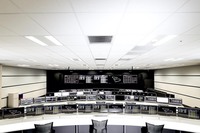 SMRこと「サクラ・ミッション・ルーム」。NHKの特番で度々紹介されているこの部屋には見覚えのある方も多いはず。マシンから飛んでくるさまざまなデータを高速回線でSMRに転送、リアルタイムで走行データを監視しながら現場と戦略の相談をする“参謀室”だ。例えばパワーユニットのクーリングが厳しい場合は「前車との間隔を開けろ」などの指示を出している。サーキットにいるホンダスタッフはそれぞれの担当マシンに集中するが、SMRではより俯瞰（ふかん）的な視点で戦略を考えることが求められ、「走行中の4台のパワーユニットの比較」や「シーズンを通じてどのようにパワーユニットを使っていくか」なども検討される。